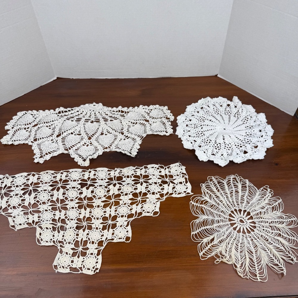 Vintage White Crochet Lace Doily Set of 4 Pineapple Floral Round Table Linens